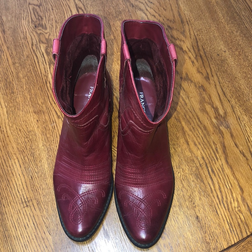 Cowgirl boots 🐄 price is negotiable